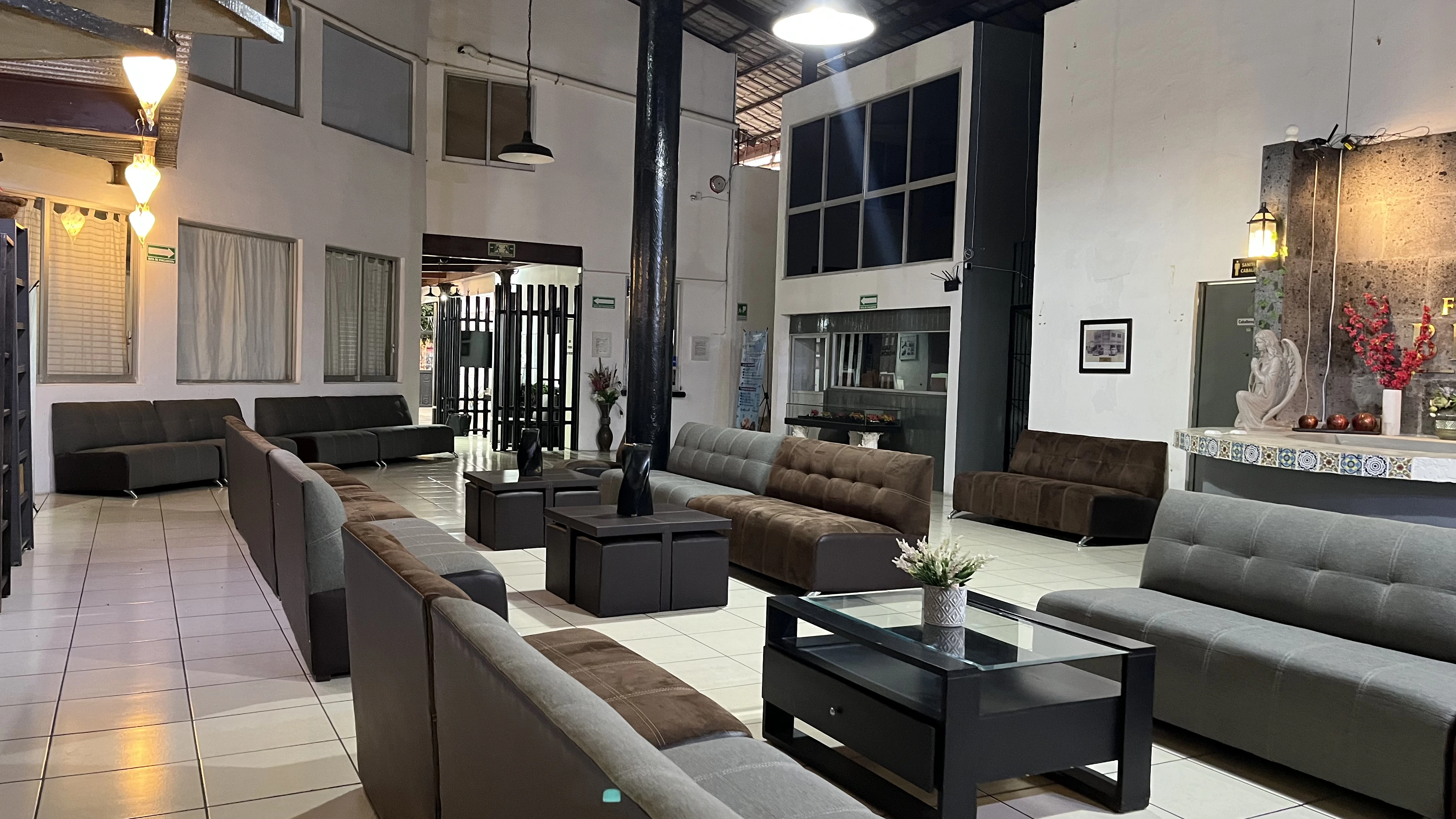 Instalaciones de Funerales Bravo en Tapachula con estatua de ángel y logotipo dorado desde 1952